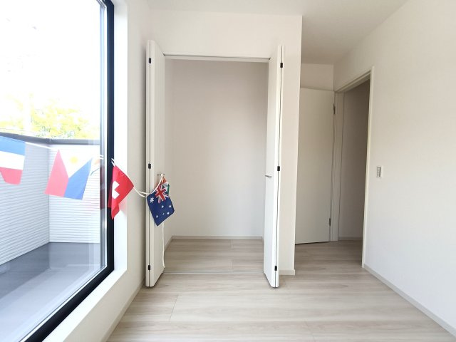 三郷市　上彦名　新築戸建　全1棟の収納|
二面採光ならではの明るい光が満ちる約5.5帖の洋室。
心地よい風が通り抜ける、多目的に使いやすい快適な居室です。