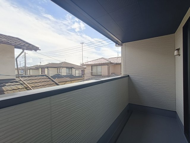 三郷市　上彦名　新築戸建　全1棟のバルコニー|急な雨でも安心な屋根付きのインナーバルコニー。
奥行きにゆとりがあり、天候を気にせずに
お洗濯物を干せるのが嬉しいポイントです。