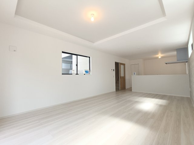 三郷市　上彦名　新築戸建　全1棟の居間・リビング|南向きの大きな窓から光がたっぷり入る明るいリビング。家族が自然と集まりたくなる居心地のよい空間です♪
