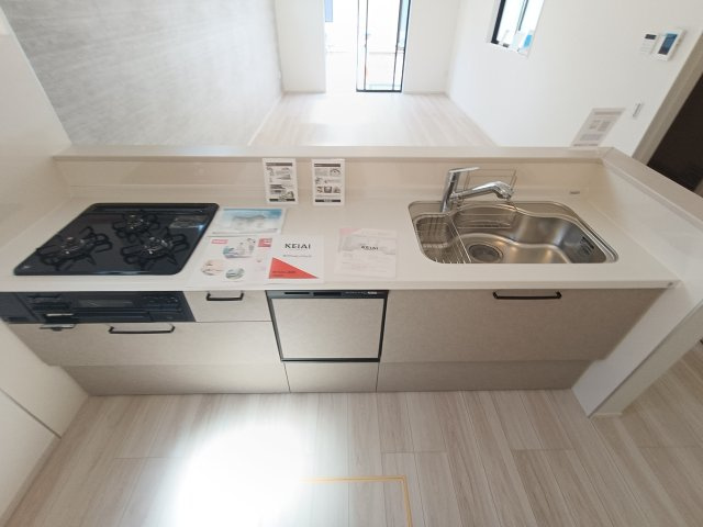 三郷市　上彦名　新築戸建　全1棟のキッチン|明るく清潔なキッチンで、料理タイムが至福のひとときに。毎日のお料理が楽しみになります。