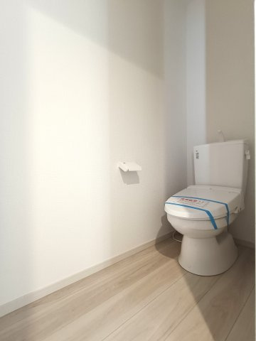 三郷市　上彦名　新築戸建　全1棟のトイレ|清潔感と機能性を兼ね備えたトイレで、毎日の暮らしが快適になります。