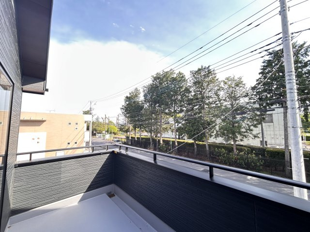 【LiveleGarden】下野烏ケ森 全4棟のバルコニー|〇３号棟　スカイバルコニー〇
２部屋に繋がるスカイバルコニー♪全てベランダに面しているので、ちょっと外気で息抜き・気分転換もできます。
※2026年4月撮影