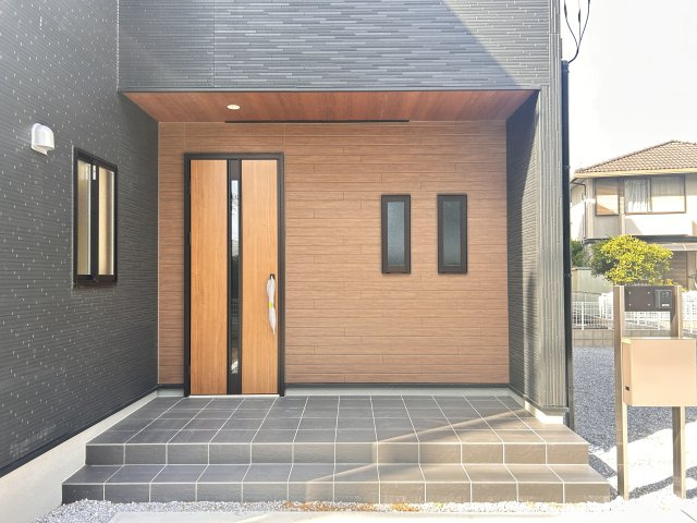 【LiveleGarden】下野烏ケ森 全4棟の玄関|〇3号棟　玄関〇
雨の日でも安心な屋根付き、人感センサー照明付き玄関ポーチ。カードキー対応のため、お荷物の多い日でもラクラク開錠！
※2026年4月撮影