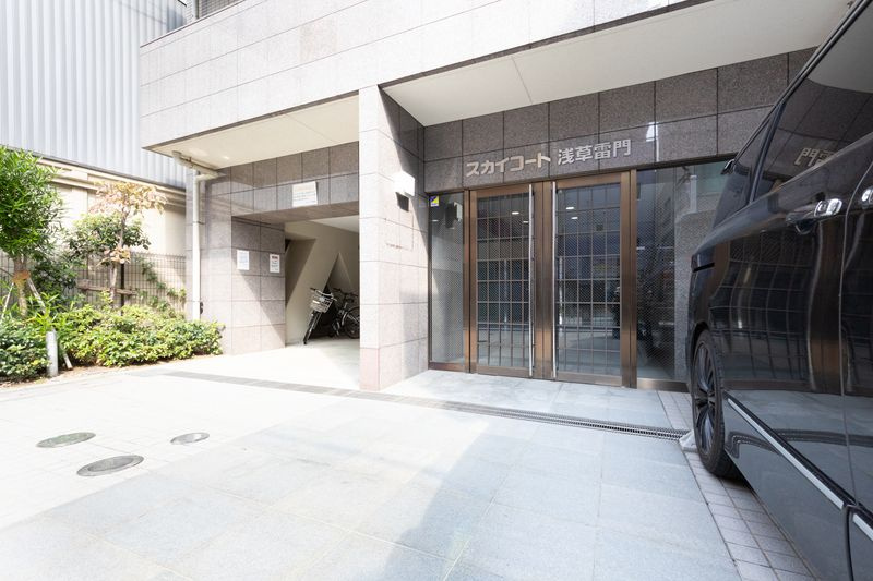 スカイコート浅草雷門のエントランス