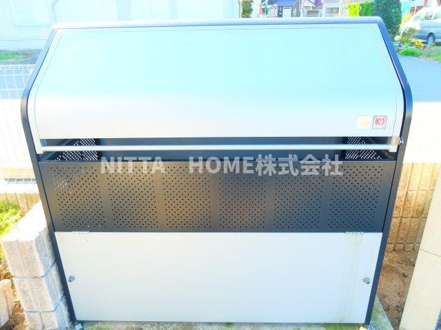 サンタウン青垣のエントランス|敷地内ごみ捨て場も完備！