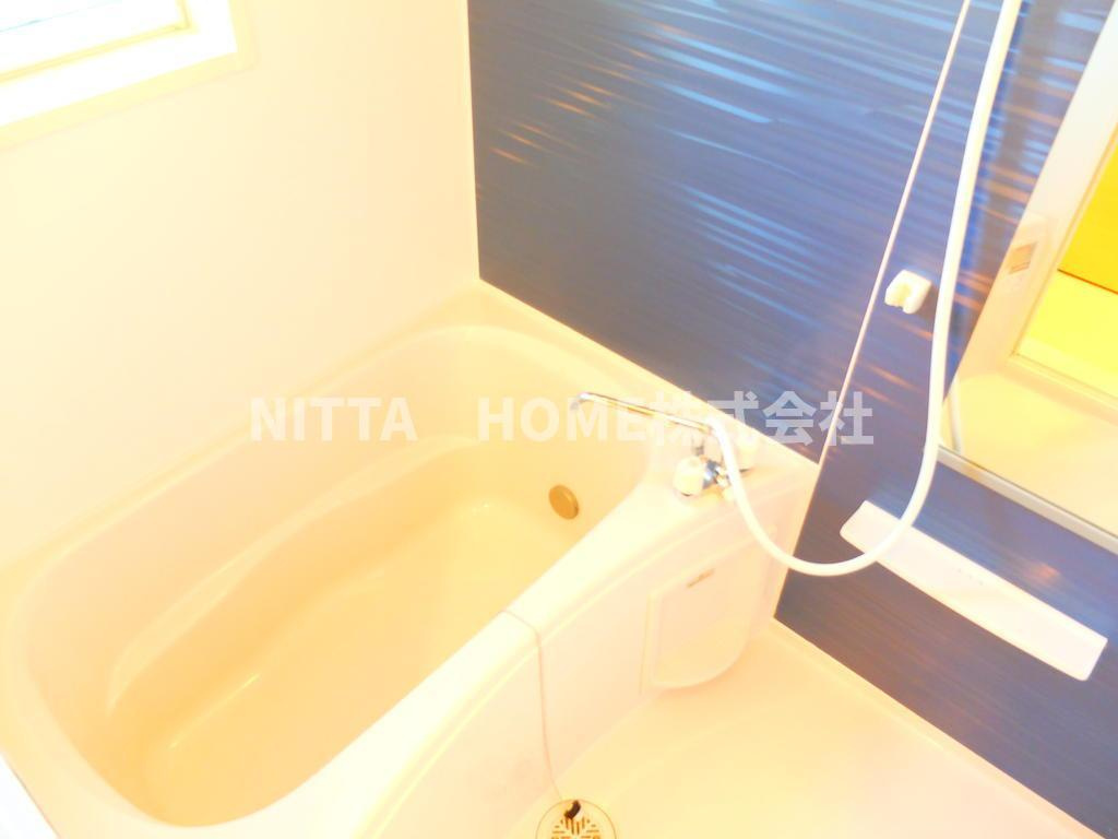 サンタウン青垣の浴室|お風呂には便利な窓が付いていますよ♪