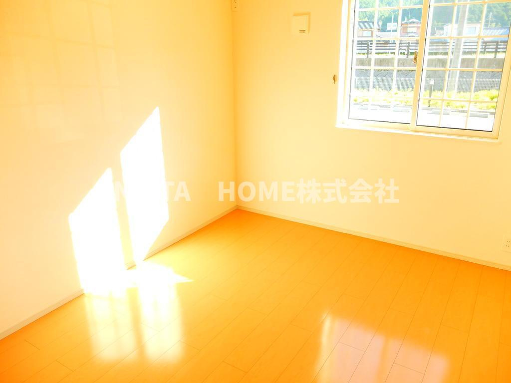 サンタウン青垣の内装|6帖洋室も広々快適です＊