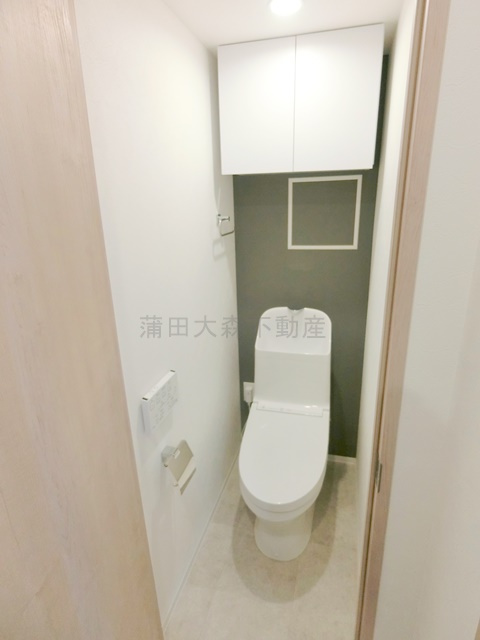 ラヴィエール羽田スカイゲートのトイレ|吊戸棚収納と温水洗浄便座付きのトイレ