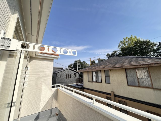 【LiveleGarden】下野烏ケ森 全4棟のバルコニー|〇4号棟バルコニー〇
バルコニーに出てちょっと外気で息抜き・気分転換もできます。こちらの物件は２部屋にそれぞれバルコニーを設けたプランです。
※2026年4月撮影