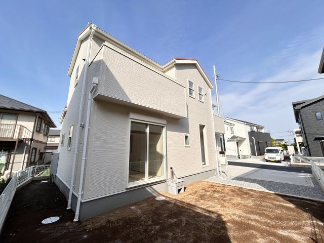 【LiveleGarden】下野烏ケ森 全4棟の外観|〇4号棟　広庭〇
オシャレなテーブルを置けば、自宅でカフェ気分。家族でBBQを愉しんだり、夏は子ども用プール・花火、家庭菜園も楽しめます。
※2026年4月撮影