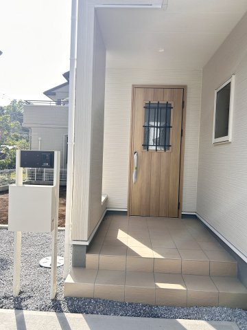 【LiveleGarden】下野烏ケ森 全4棟の玄関|〇4号棟　玄関ポーチ〇
雨の日でも安心な屋根付き、人感センサー照明付き玄関ポーチ。カードキー対応、お荷物の多い日でもラクラク開錠！TVモニター付きインターフォンとポストが標準装です。