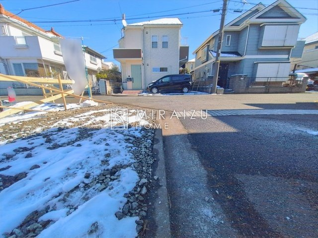 【前面道路含む現地写真】 | 青く澄み渡った綺麗な空と、陽の光をたっぷりと受ける、そんな新築住宅で新生活をスタートしてみませんか