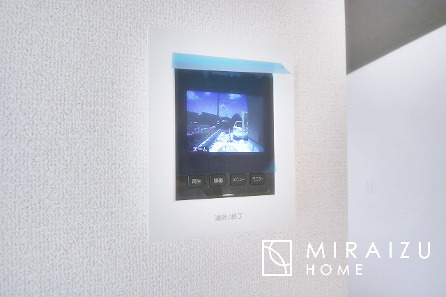 【その他】 | TVモニターインターフォン付。お子様のお留守番も安心の設備です。カラーモニターなので、どのような方が訪ねてきたのかすぐにわかりますね。スタイリッシュなのでお部屋の景観も壊しにくいのが嬉しいです。