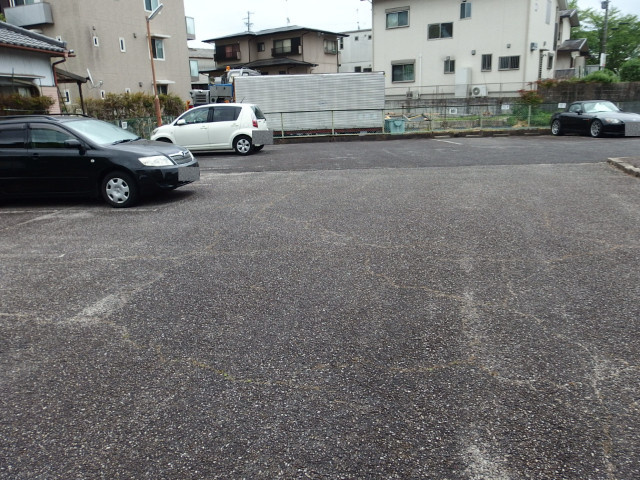 マンション加藤の駐車場