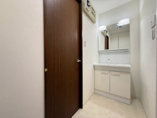 【独立洗面台】 | プラタスガーデンつきみ野 | 身支度に便利な三面鏡付き洗面台です。