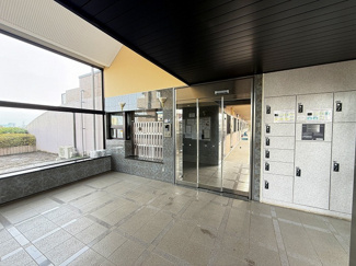 【エントランス】 | プラタスガーデンつきみ野 | 宅配ボックスが設置されており、外出中の荷物受け取りに便利です♪