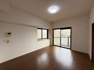 【居間・リビング】 | プラタスガーデンつきみ野 | 開放的な12.9帖のリビングダイニングです。