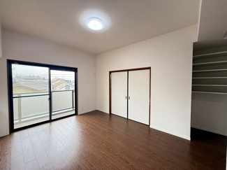 【居間・リビング】 | プラタスガーデンつきみ野 | ナチュラルな木目調の床から木の温もりを感じられます。