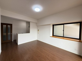 【居間・リビング】 | プラタスガーデンつきみ野 | 様々なテイストのインテリアと調和するシンプルな内装です♪