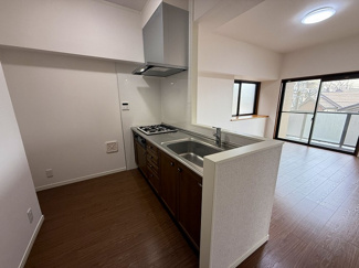 【キッチン】 | プラタスガーデンつきみ野 | カウンターキッチンからリビングが見渡せるので、お子様の様子を見ながらお料理できます。