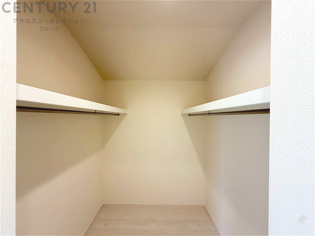 収納力が高く洋服や小物を整理しやすく、更衣室のように使え、部屋がすっきり保てます。収納の配置を自由に調整でき、換気性が良く防湿・防虫対策も可能。快適で機能的な生活空間を実現できます♪