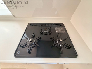 多数の調理器具を同時に使用でき、料理の効率化が可能。省エネで節約になり、様々な料理スタイルに適応できます。また、火力調整が独立しており、手入れや掃除もしやすく、今よりもっとお料理が楽しくなるかも。