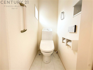 温水洗浄便座付トイレは温水洗浄機能により、暖かい水でおしりを洗浄することができ、冷たい水を使う従来の便座に比べ、温水洗浄機能で暖かいトイレを提供し、快適な使用を可能にします。