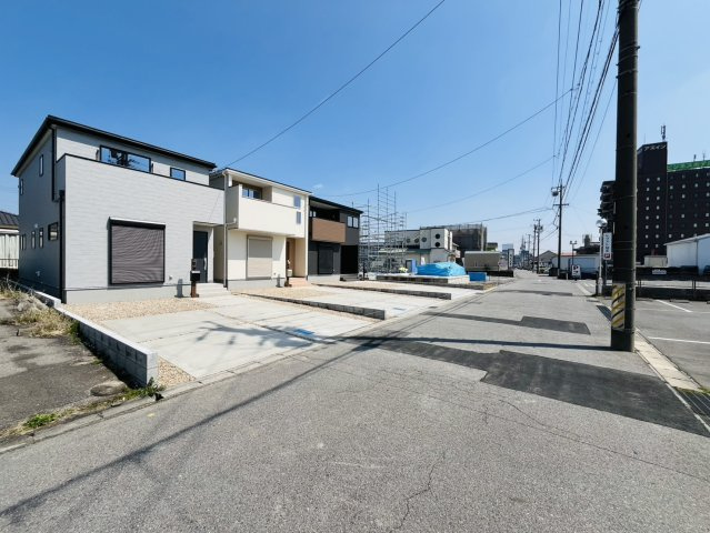 半田市宮本町六丁目213番8『仲介手数料無料』新築戸建ての前面道路含む現地写真