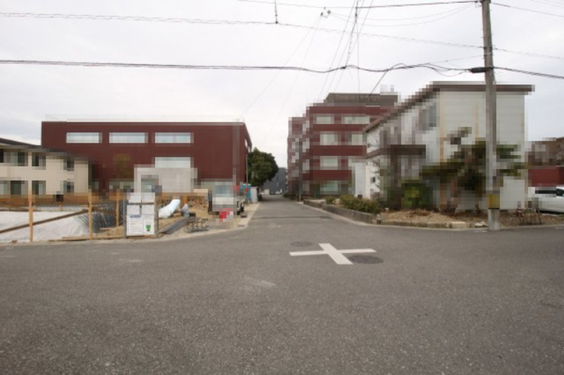 南金田（第1）　新築戸建　2号棟【全5区画】の前面道路含む現地写真|南側　幅　5.99ｍ　　間口　6.7ｍ