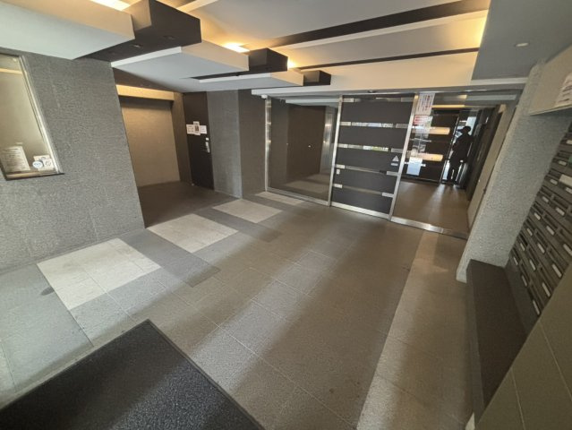 ステージファースト根岸のエントランス