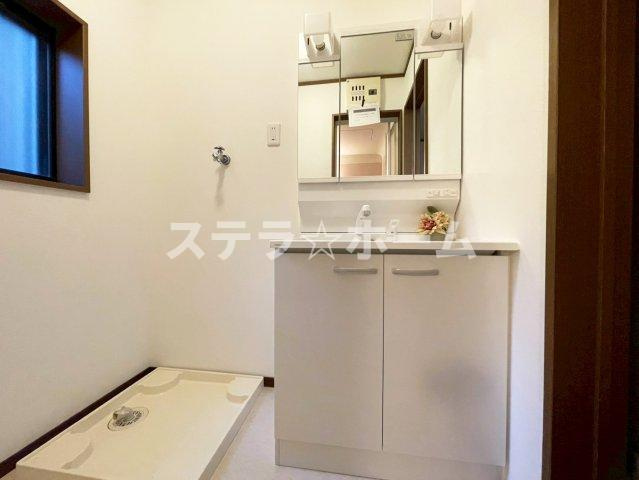 東中浜2 中古戸建の独立洗面台|独立洗面台、小物を置くことができて便利です