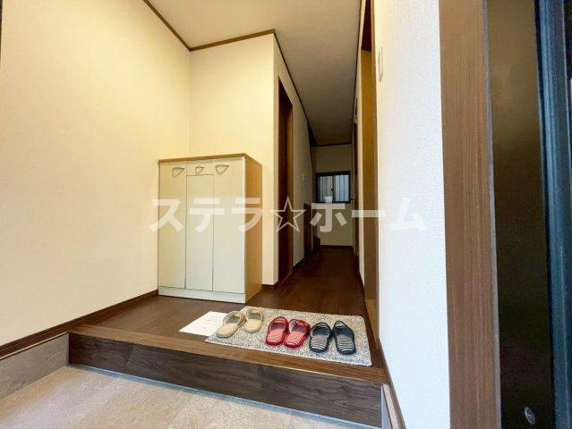 東中浜2 中古戸建の玄関|明るい玄関です