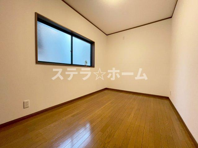 東中浜2 中古戸建の洋室|落ち着いた色調の洋室です