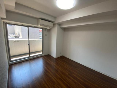 【洋室】 | W.O.B.UMEDA | 広々とした洋室です