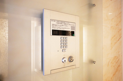 【セキュリティ】 | W.O.B.UMEDA | モニター付きインターホンです