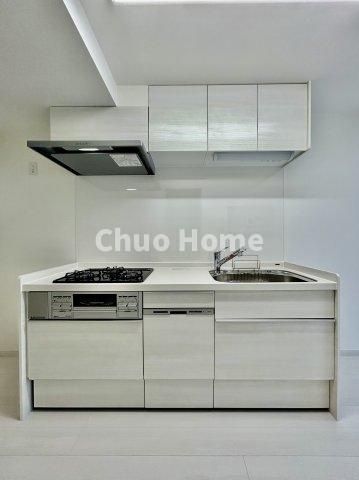 雷門永谷マンションのキッチン|ワイドで収納豊富なシステムキッチン