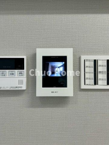 雷門永谷マンションのセキュリティ|【モニターホン】誰が来たかすぐにわかるカラーモニター付きインターホン。通話ボタンを押すまでは室内の音は漏れていませんので相手を確かめてから応対できます。