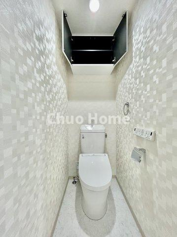 雷門永谷マンションのトイレ|【トイレ】 収納スペースをしっかりと確保した温水洗浄便座機能付きトイレ。温水洗浄便座は清潔にお使いいただくための大切なアイテムです。