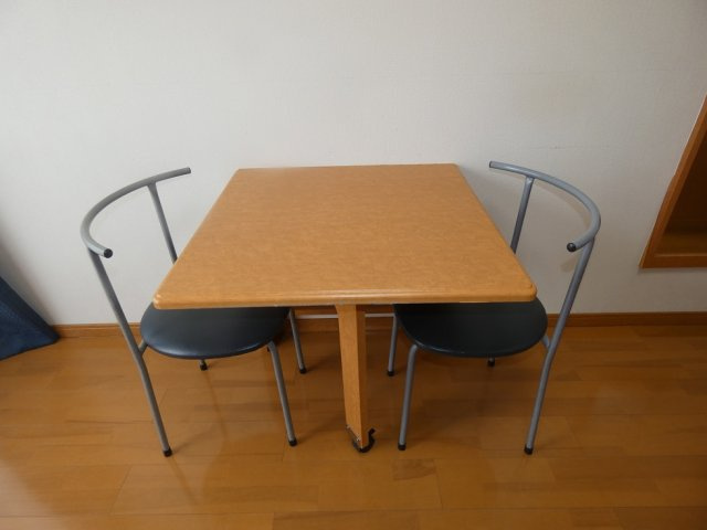 メモリーの内装|折り畳み可能なテーブルです