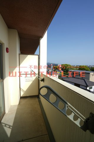 モントーレヒルズ東櫛原【10,000円キャッシュバック対象物件】のバルコニー|バルコニーからの眺めを楽しみながら食事をしませんか