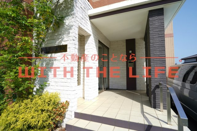 モントーレヒルズ東櫛原【10,000円キャッシュバック対象物件】のエントランス|ゆとりのあるエントランスです