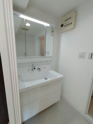 【独立洗面台】 | ライオンズマンション城東緑橋 | 広々としたボウルで使い勝手も良さそうです。水栓の根元に水が溜まらず、日々のお手入れも手がかかりません。