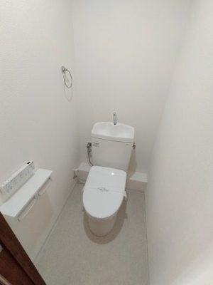 【トイレ】 | ライオンズマンション城東緑橋 | 温水洗浄便座完備の洋式トイレ。手元で操作できる壁面リモコンで快適な使い心地。