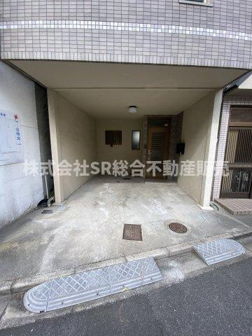 若江南町4丁目中古戸建の駐車場|お車をお持ちの方には嬉しい駐車場はビルトインガレージ！雨に濡れずに出入りできます！
