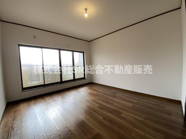 若江南町4丁目中古戸建の寝室|3F・南側洋室。広くて明るい落ち着いた雰囲気の寝室です！