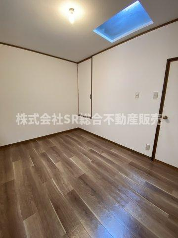 若江南町4丁目中古戸建の子供部屋|3F・北側洋室。天窓もあり明るいお部屋です！子供部屋にいかがでしょうか