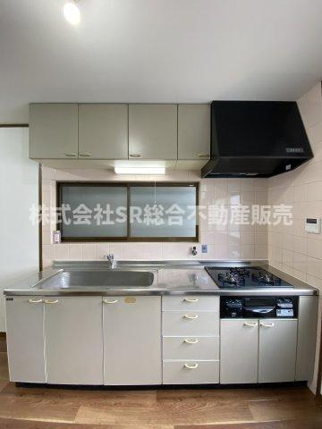 若江南町4丁目中古戸建のキッチン|上下に棚もあり、使いやすいシステムキッチンです♪