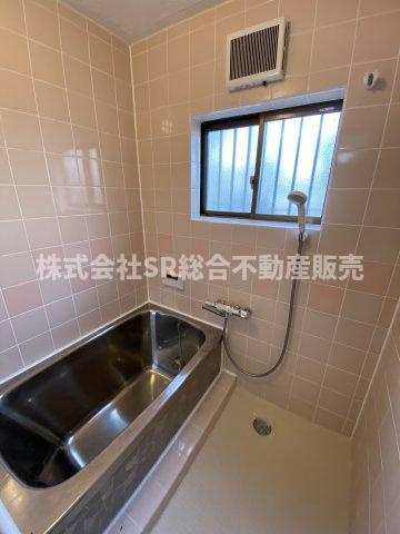若江南町4丁目中古戸建の浴室|お風呂には窓もあり、換気がバッチリとできます☆