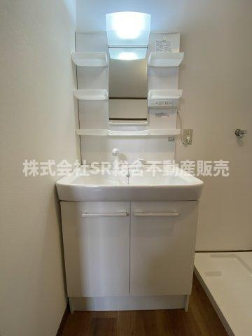 若江南町4丁目中古戸建の独立洗面台|独立洗面台、小物を置くことができて便利です