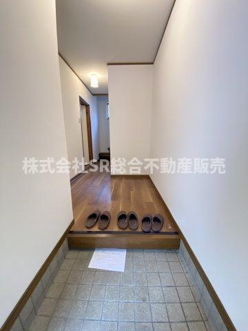 若江南町4丁目中古戸建の玄関|玄関にシューズボックスを置いても広く使えます！